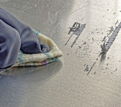 ILKA-Rapid  Klebeband- und Kunstharzlöser, Fassadenfarben- und Graffitientferner. Löst Klebeband, Kunstharzputz und entfernt Graffiti