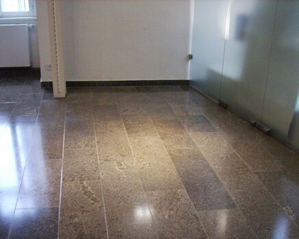 ILKA-Wisch-Rein       Reinigungspflege für alle Natur- und Kunststeinböden, schmutzabweisender Film mit dezentem Glanz Bsp. Muschelkalk